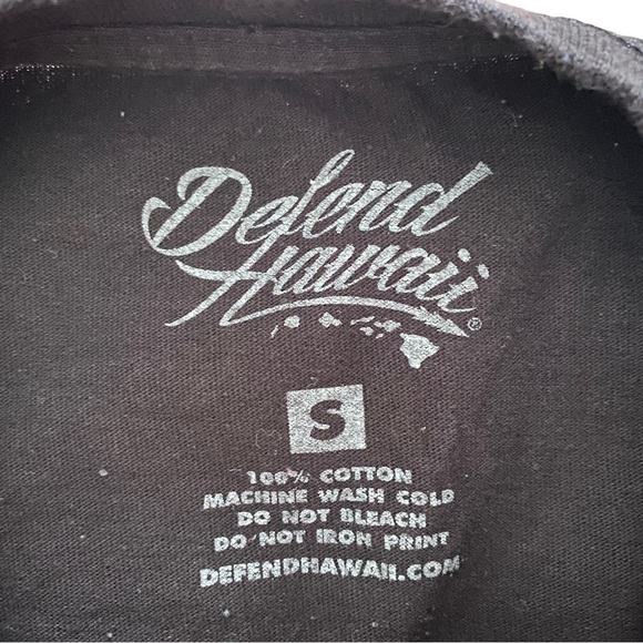 DEFEND HAWAII “Aloha Is Not For Sale” Tee Shirt Men S Small - Picture 4 of 5